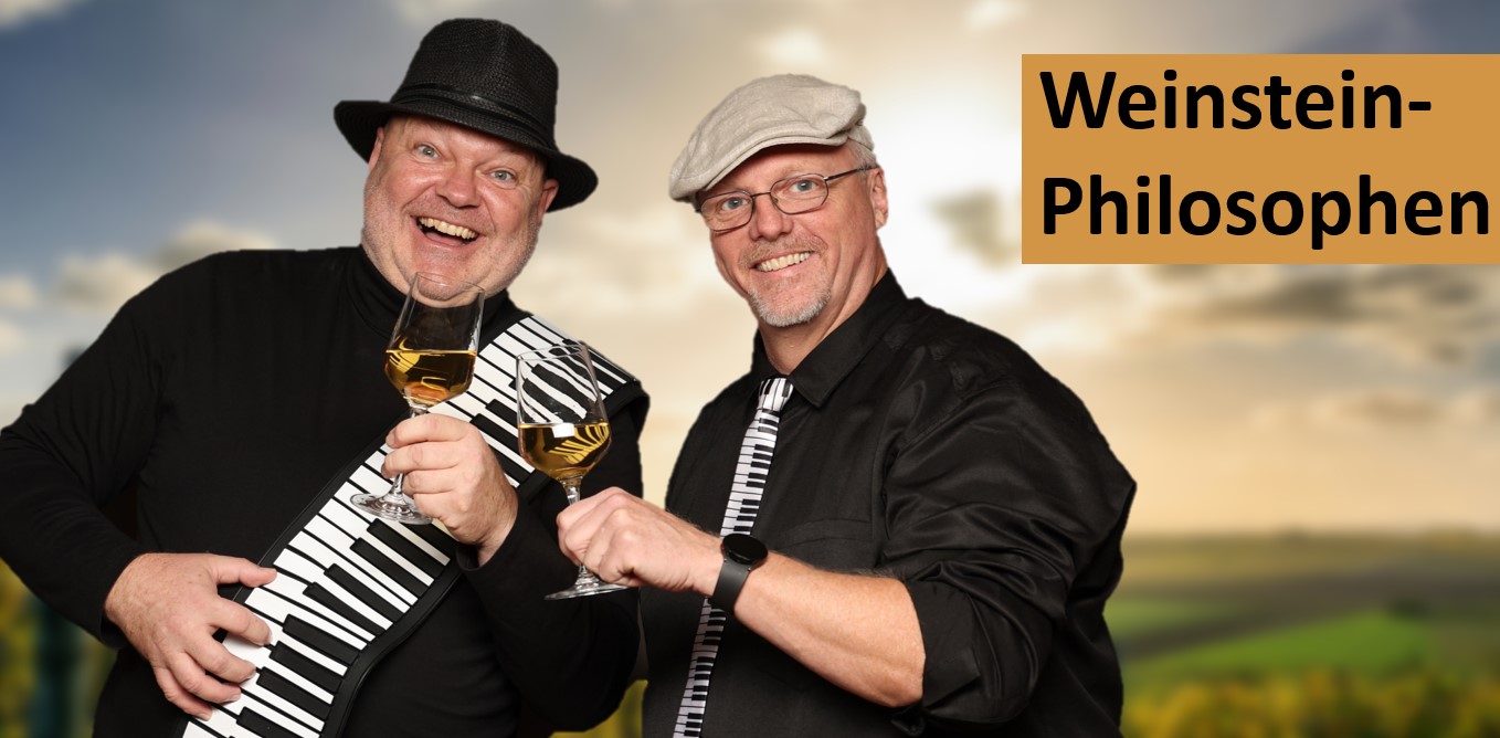 Micha und Stefan mit Klavierschal und Weingläsern in der Hand